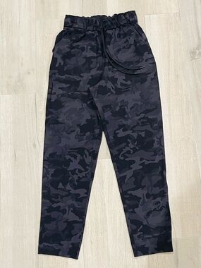 Lululemon Keep Moving Pant 7/8 High-Rise
Heritage 365 Camo Deep Coal Size 4